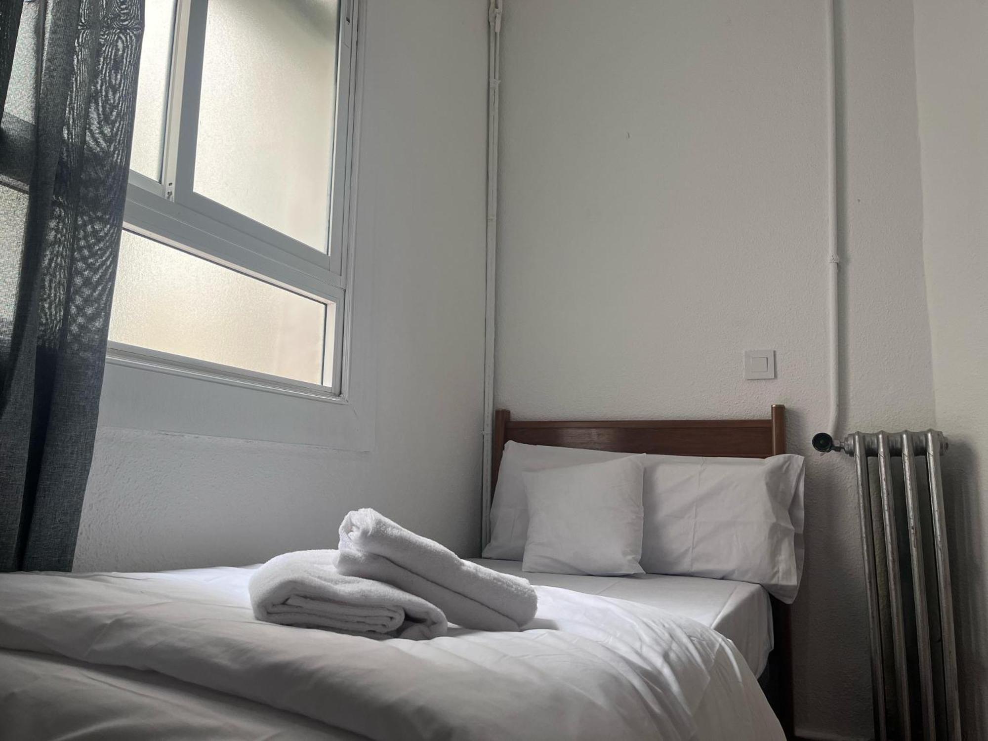 Hostal Alonso No Limit มาดริด ภายนอก รูปภาพ