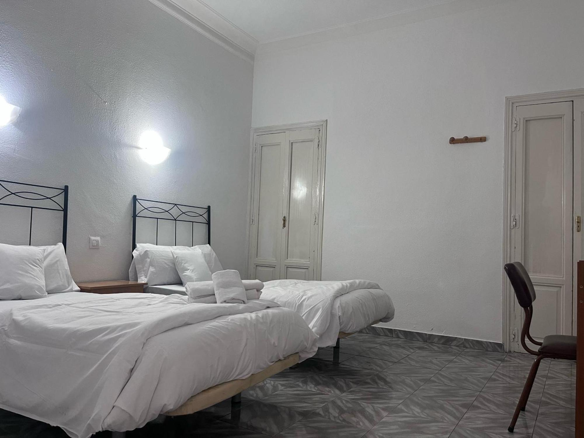 Hostal Alonso No Limit มาดริด ภายนอก รูปภาพ