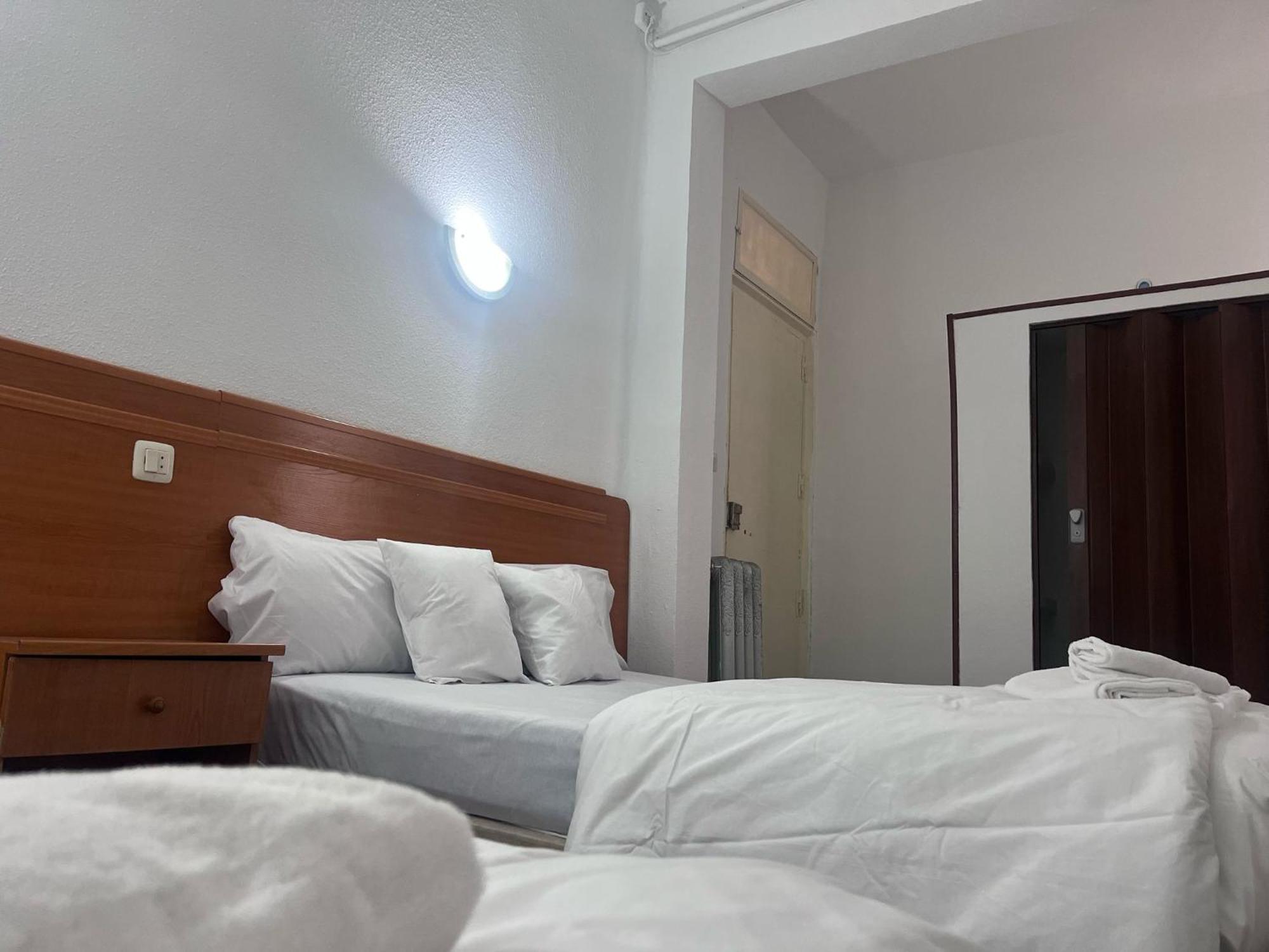 Hostal Alonso No Limit มาดริด ภายนอก รูปภาพ