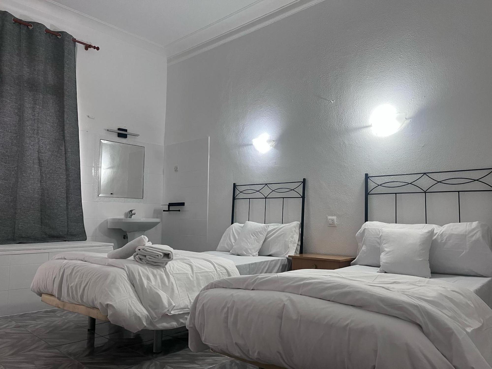 Hostal Alonso No Limit มาดริด ภายนอก รูปภาพ