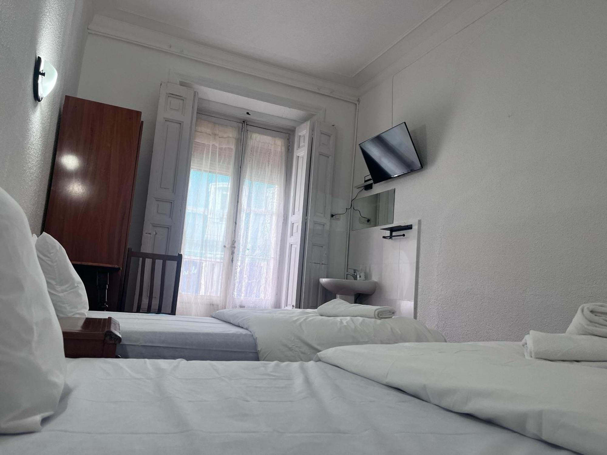 Hostal Alonso No Limit มาดริด ภายนอก รูปภาพ
