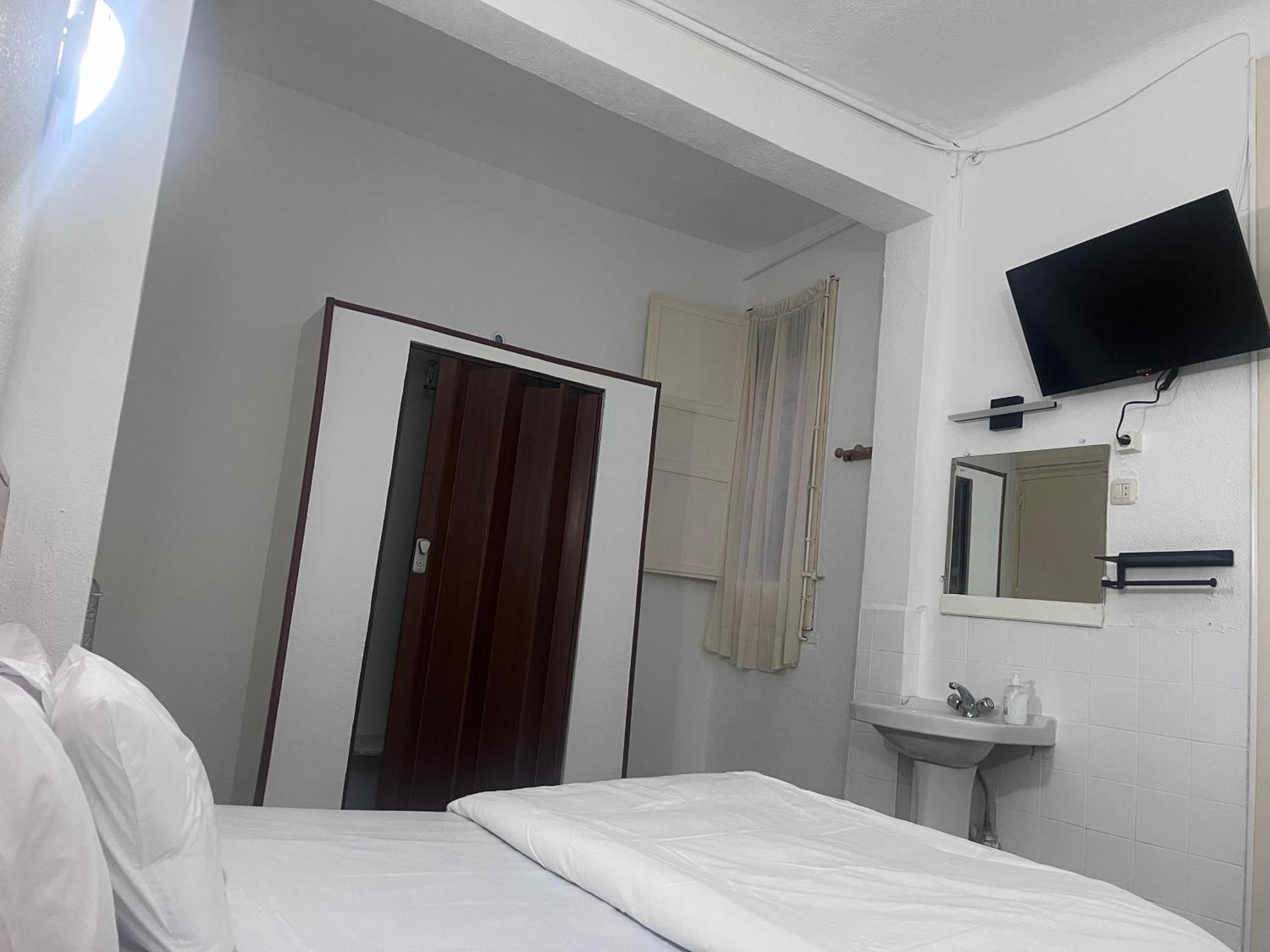Hostal Alonso No Limit มาดริด ภายนอก รูปภาพ