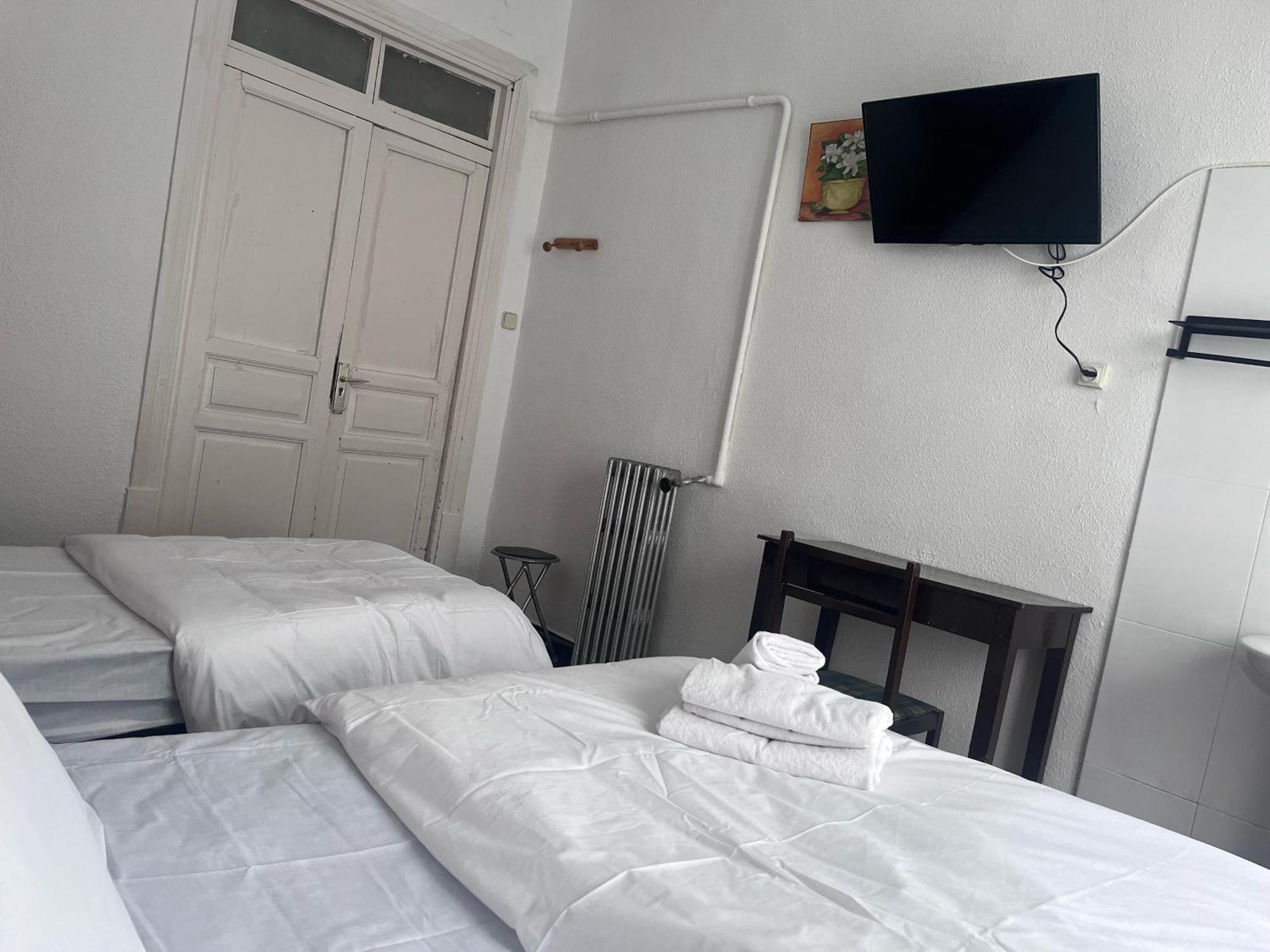 Hostal Alonso No Limit มาดริด ภายนอก รูปภาพ