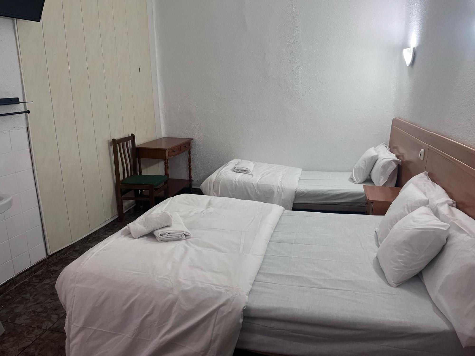 Hostal Alonso No Limit มาดริด ภายนอก รูปภาพ