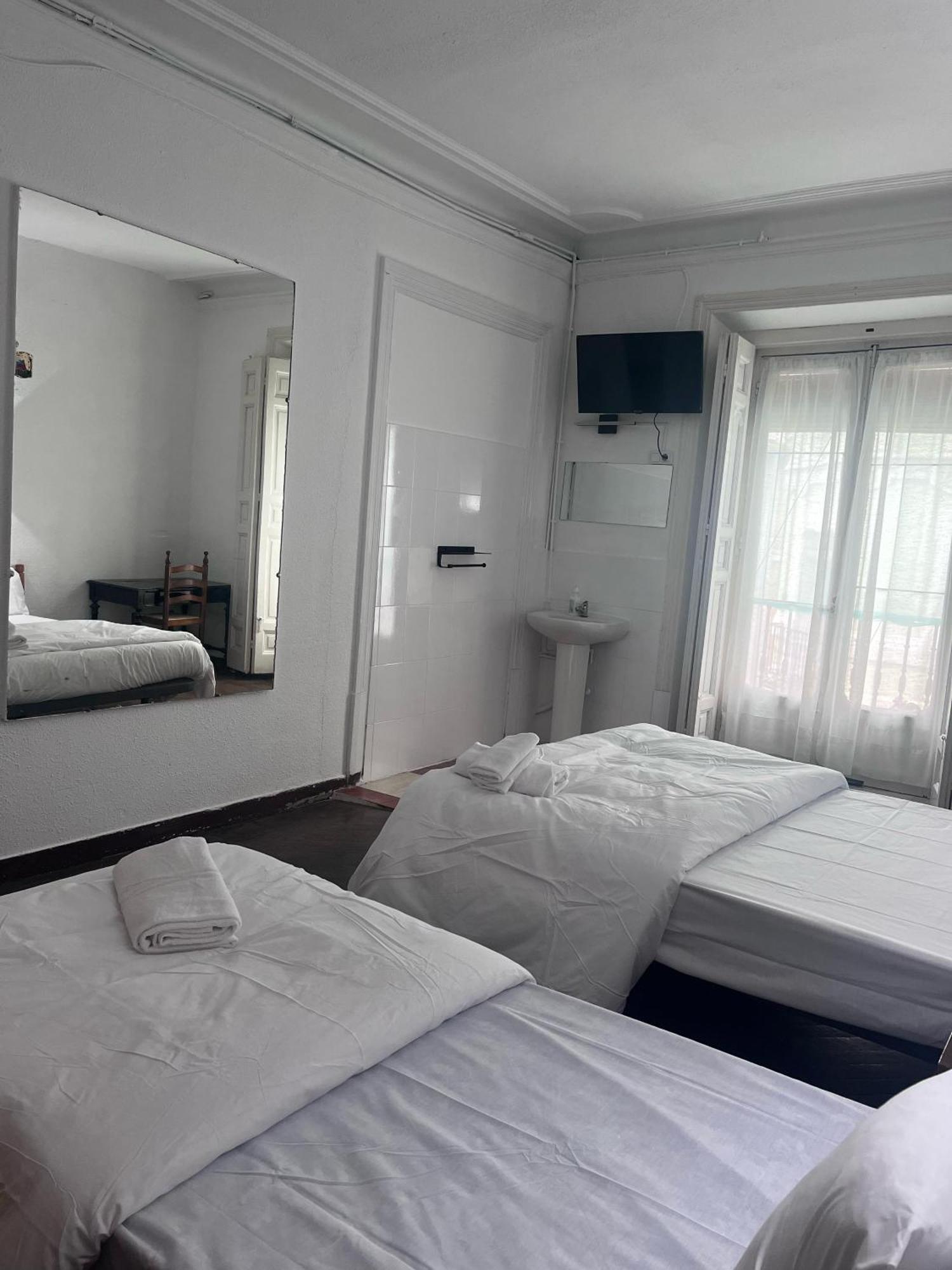 Hostal Alonso No Limit มาดริด ภายนอก รูปภาพ