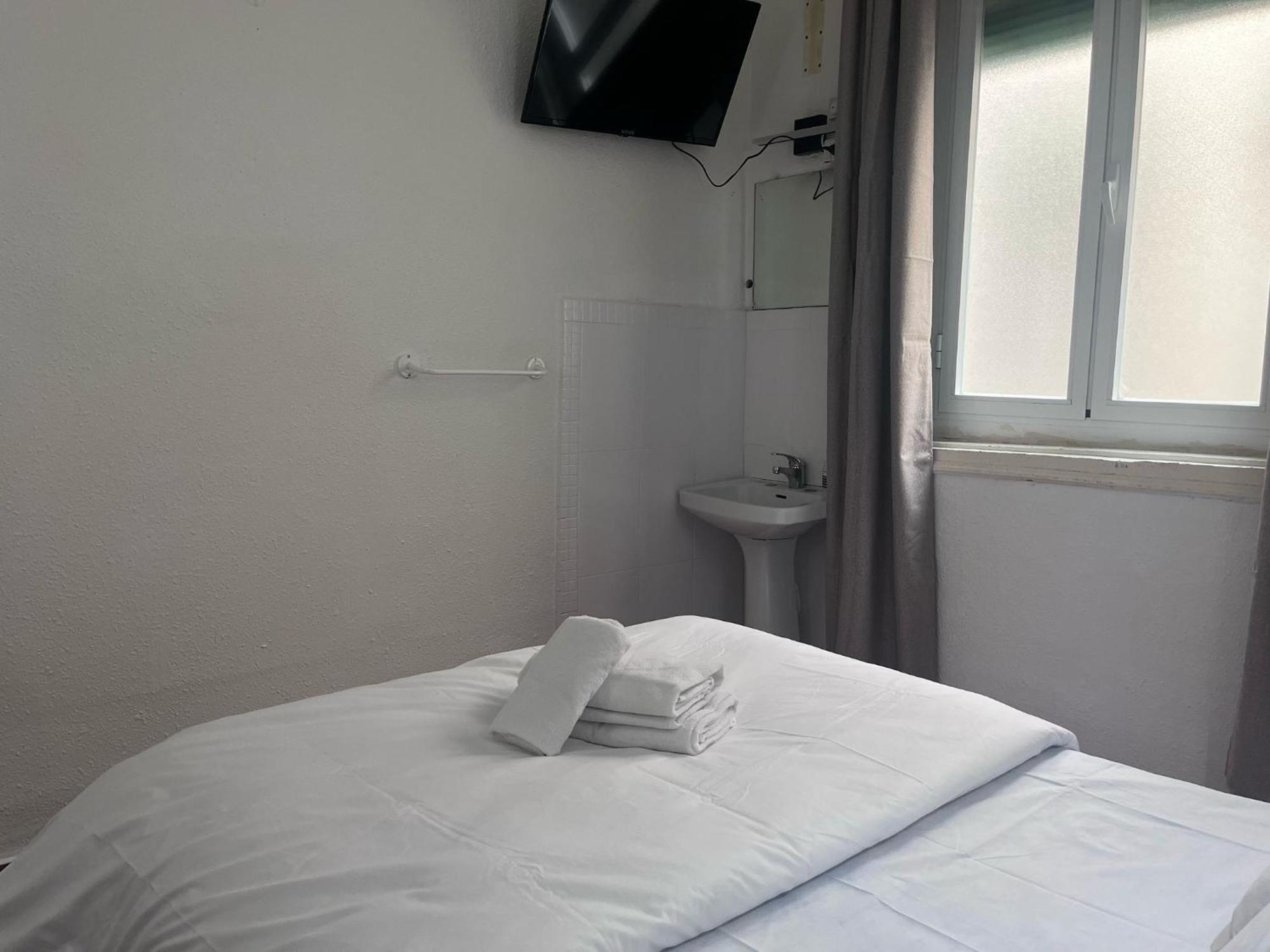 Hostal Alonso No Limit มาดริด ภายนอก รูปภาพ